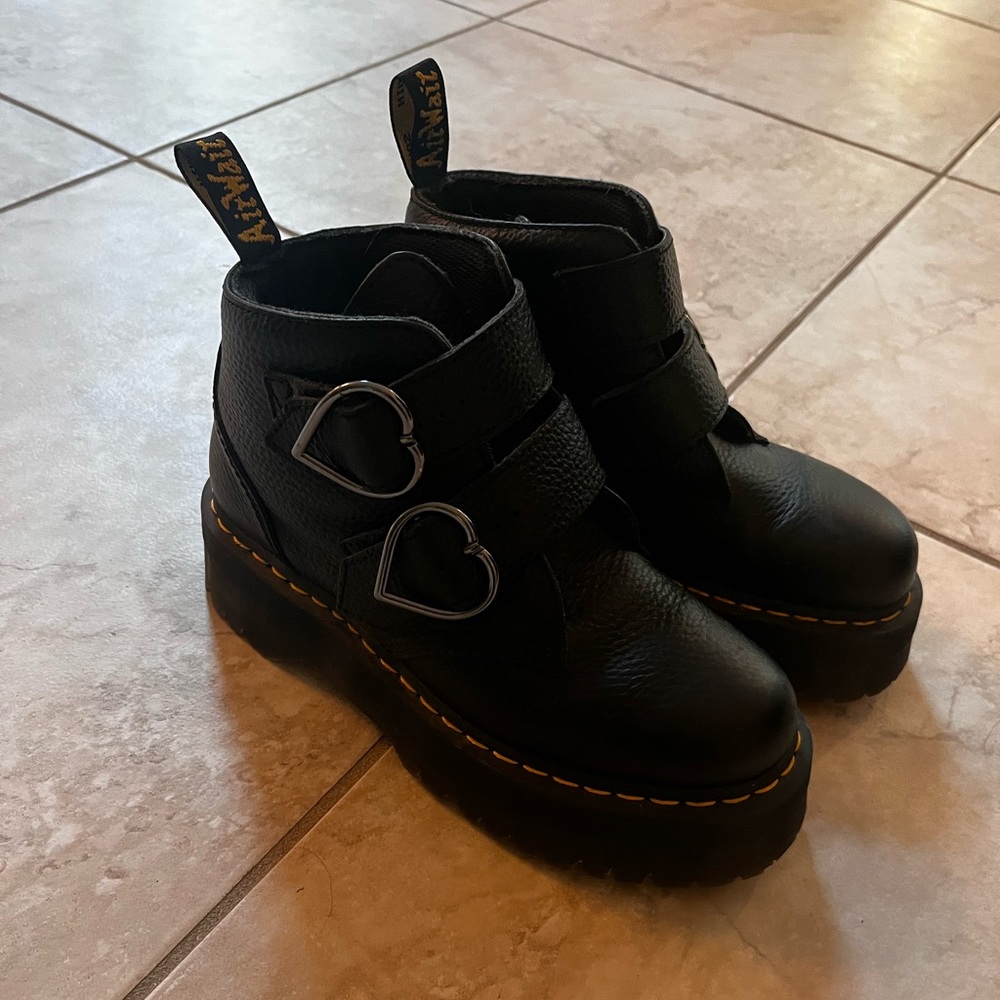 Doc Marten DEVON HEART LEATHER PLATFORM BOOTS Size 8